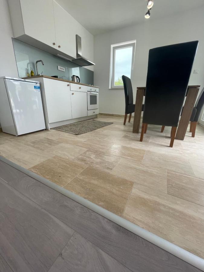 Vila Regina Apartment Paloma With Swimming Pool Jezera Bagian luar foto